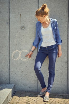 Meline Götz vor einer Mauer